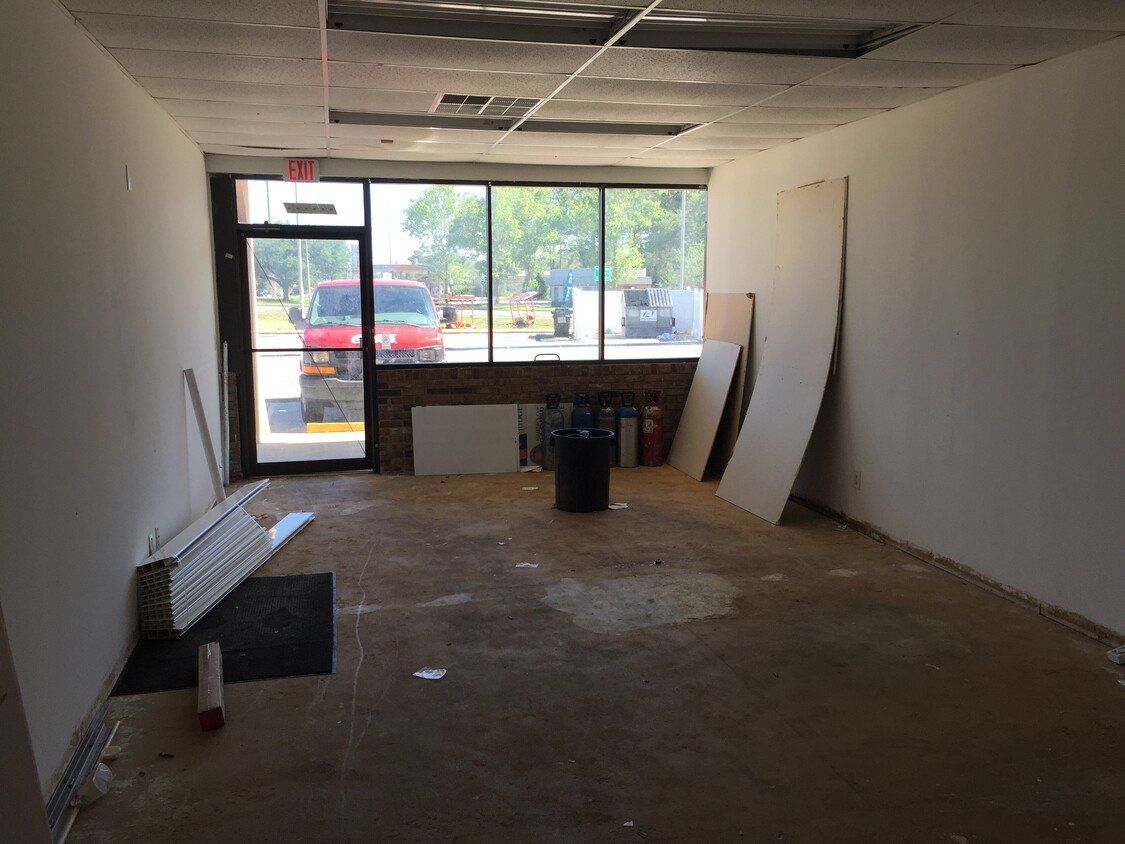 Retail Space For Lease: 2550 Mayport Rd, Jacksonville, FL 32233